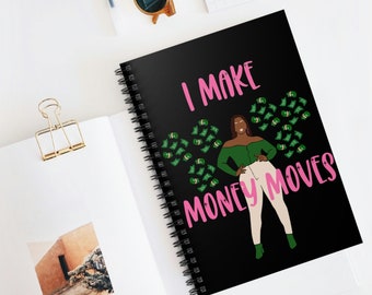 Op de afbeelding: Zwart spiraalgebonden notitieboek met de tekst "I MAKE MONEY MOVES" in roze. Het notitieboek bevat een illustratie van een vrouw in een groene top en witte broek met geldsymbolen. Zonnebril en een gouden paperclip zijn ook zichtbaar.