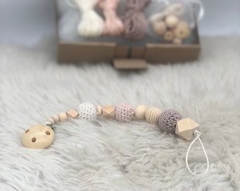 DIY crochet set pacifier chain with crochet instructions