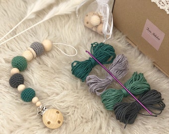 DIY crochet set pacifier chain with crochet instructions