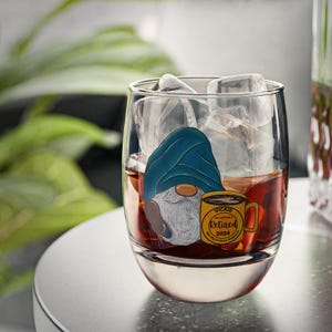Bicchiere da whisky personalizzato per la pensione: design a forma di gnomo, &quot;Non è più un mio problema&quot;