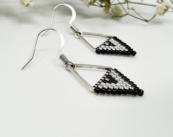 Triangle Earrings made of Miyuki Delica Beads in Black and Grey/Boho earrings/Geometric Dangle Earrings/Beadwork Earrings/Greek Jewelry