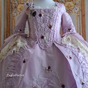 Recreación histórica Robe à la Française Marie Antoinette wisteria
