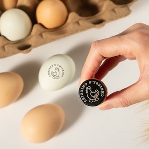 Mini eierstempel | Huishouden | Boerderijstempel | Eiermarkering | Eierstempel | Stempel eierdoos | Leuke eierstempel | Boerenmeisje | Familieboerderij | EEND
