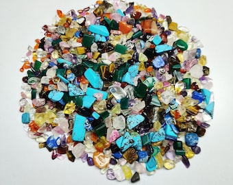 Puede incluir: Una vibrante variedad de piedras preciosas pulidas en varios colores, incluyendo turquesa, verde, naranja, morado y cuarzo transparente. Las piedras preciosas son de diferentes tamaños y formas, creando una exhibición colorida y texturizada.