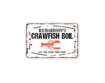 Pode incluir: Uma placa retangular de metal com acabamento branco desgastado e bordas enferrujadas. O texto diz RICHARDSON'S CRAWFISH BOIL e LET THE GOOD TIMES BOIL em fonte preta. Um lagostim laranja em estilo aquarela está centralizado entre as linhas.