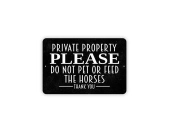Private Property Do Not Feed Or Pet Horses Sign – Farm Ranch Stable Barn Fence Warning – Outdoor Horse Safety – Metal Sign or Magnet Art