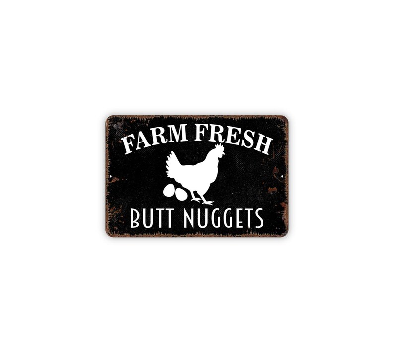 Puede incluir: Un letrero rectangular de metal negro con acabado desgastado que presenta la silueta blanca de una gallina sobre dos huevos. El texto FARM FRESH est&aacute; impreso en blanco arriba y el texto BUTT NUGGETS est&aacute; impreso debajo.