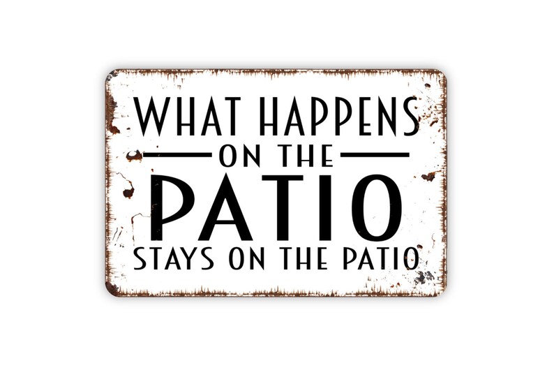 Jacevoo Retro Holzschild – What Happens On The Patio Stays On The Patio | 15 X 30 Cm | Vintage Wanddekoration | Für Terrasse, Bar, Küche