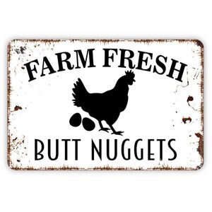 Letrero de nuggets de trasero frescos de granja / Letrero divertido de gallinero / Decoración de pared con humor de granja / Letrero rústico de granja / Letrero o imán de metal imagen 4