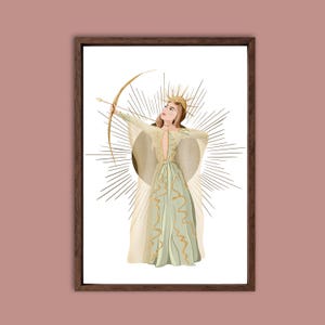 Peut inclure: Impression artistique encadrée représentant une femme en robe fluide, tenant un arc et une flèche. L'illustration a un thème céleste, avec un motif d'éclat de soleil doré derrière la figure. La palette de couleurs comprend des verts doux, des ors et des crèmes.