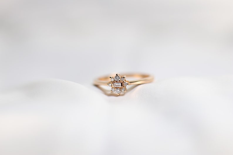 Chic Flower Diamond Ring Timeless Sunburst Flower Ring Nature Inspired Diamond Ring 14K Solid Gold Baguette /& Round Diamond Band