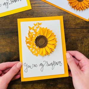 Biglietto d'auguri con girasoli e farfalle in formato SVG / Modello per biglietto di carta a strati 3D per Cricut / Biglietto d'auguri floreale fai da te da scaricare digitalmente