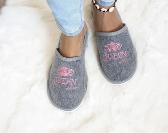 Womens Ladies Slippers Home Shoes Sandals Felt Polskie Kapcie Hausschuhe Grey QUEEN of The House Pattern Novelty Slippers, UK SELLER