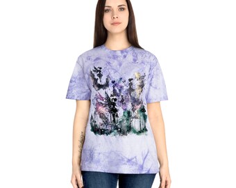 Może przedstawiać: Fioletowa koszulka z efektem tie-dye z akwarelowym wzorem przedstawiającym wróżki i leśną scenerię.