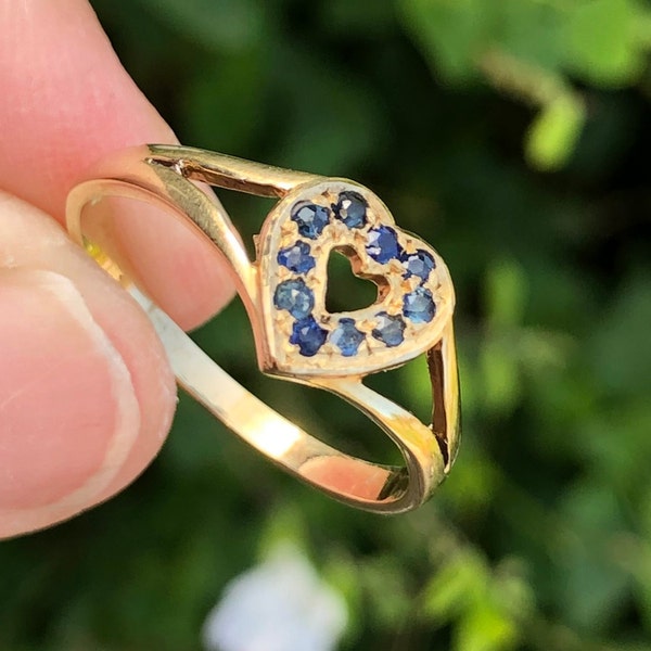 Cute blue sapphire love heart vintage Caru ring, 9ct gold. Genuine gemstones. See VIDEO