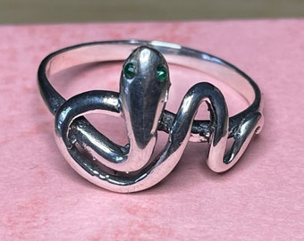 Silver snake / serpent ring with green emerald eyes. Vintage. Size N 1/2 (UK), 6 3/4 USA