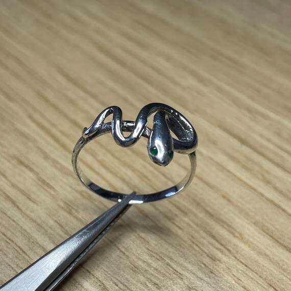 Silver snake / serpent ring with green emerald ey… - image 9
