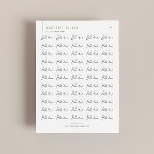Puede incluir: Una hoja de pegatinas mate con el texto "Bill Due" en una fuente manuscrita. Las pegatinas están dispuestas en filas y columnas. El texto "SCRIPT TEXT - BILL DUE" y "MATT STICKER SHEET" están en la parte superior. La parte inferior de la hoja dice "THE PINNOCK COLLECTIVE".