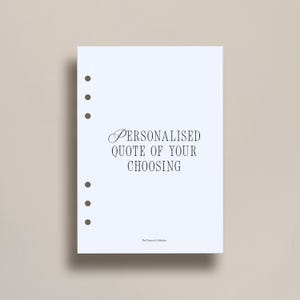 Peut inclure: Une feuille de carnet blanche avec le texte "PERSONNALISÉ CITATION DE VOTRE CHOIX" en écriture cursive. La feuille est pré-perforée pour la reliure et provient de The Peacock Collector.