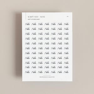 Puede incluir: Una hoja de pegatinas mate con la palabra "Note" en escritura manuscrita. Las pegatinas blancas tienen texto negro y están dispuestas en filas. El texto "SCRIPT TEXT - NOTE" y "MATT STICKER SHEET" está en la parte superior.