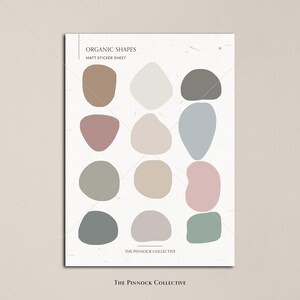 K&ouml;nnte beinhalten: Eine Blatt mit 12 organisch geformten Aufklebern in verschiedenen Braunt&ouml;nen, Rosa, Grau und Blau. Das Aufkleberblatt ist mit "Organic Shapes" und "Matt Sticker Sheet" betitelt und stammt von "The Pinnock Collective."