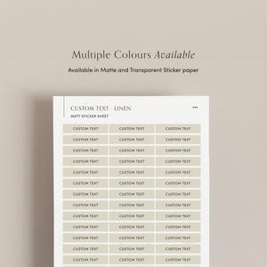 Peut inclure: Feuille d'autocollants avec texte personnalisé, avec le texte "CUSTOM TEXT" répété en grille. Les étiquettes indiquent "CUSTOM TEXT - LINEN" et "MATT STICKER SHEET". Le texte "Multiple Colours Available" est en haut.