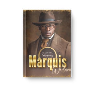 以下が含まれることがあります： 茶色のフェルトハットと茶色のスーツを着た男性の写真が載っている追悼本の表紙。"In Loving Memory of Marquis Wilson"という文字が金色の文字で書かれている。