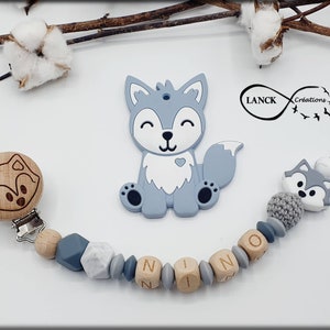 Personalisierter Schnullerclip / Vorname / Geschenk zur Geburt eines Babys, Modell eines grauen Wolfes und gravierter Clip Bild 1