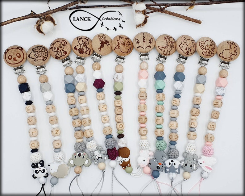 Personalisierter Schnullerclip / Vorname / Geschenk zur Geburt eines Babys, Modell eines grauen Wolfes und gravierter Clip Bild 3