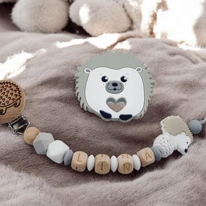 Clip per ciuccio personalizzata/nome/regalo giocattolo per la nascita del bambino, modello riccio e clip incisa