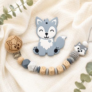 Clip per ciuccio personalizzata con nome/giocattolo per neonati/regalo per neonato, design con lupo grigio e clip incisa.