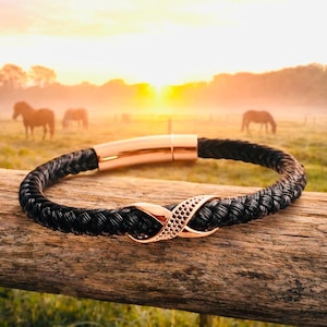 Bracelet « Infinity » personnalisé en crin de cheval orné d'un magnifique symbole de l'infini - gravure du nom sur le fermoir disponible sur demande.