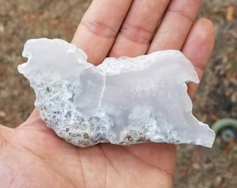 透明なカルセドニーのタンブル宝石とクォーツ（モンタナ）