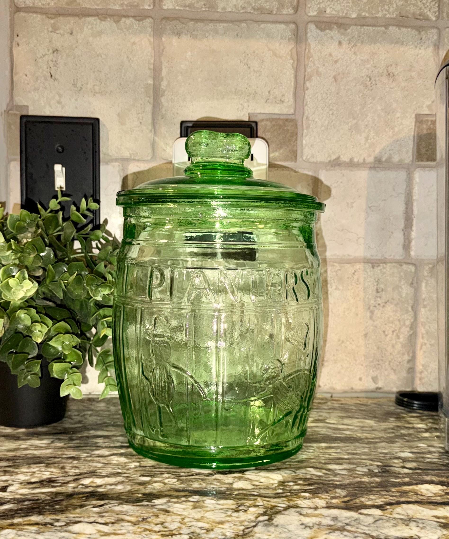 Raras macetas de vidrio verde de la década de 1930. Jarra de vidrio verde  Mr. Peanut. - Etsy México, image size:1896x2276