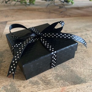 Our gift sets arrive in our signature black embossed box with all-occasion black & white polka dot ribbon. A white gift tag is attached for easy gifting straight from the package!