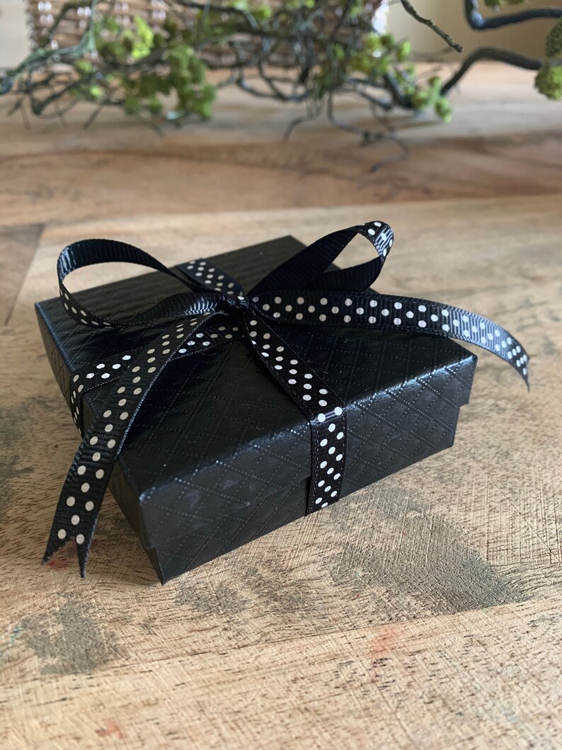 Our gift sets arrive in our signature black embossed box with all-occasion black & white polka dot ribbon. A white gift tag is attached for easy gifting straight from the package!