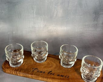 Juego de 4 vasos de chupito con forma de calavera y soporte de madera de acacia.