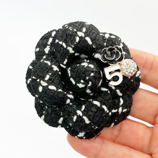 Broche fleur de camélia en tissu rayé noir/blanc en tweed de haute qualité : convient pour les chapeaux, les sacs, les manteaux, les costumes, les pulls et comme bijou de corsage