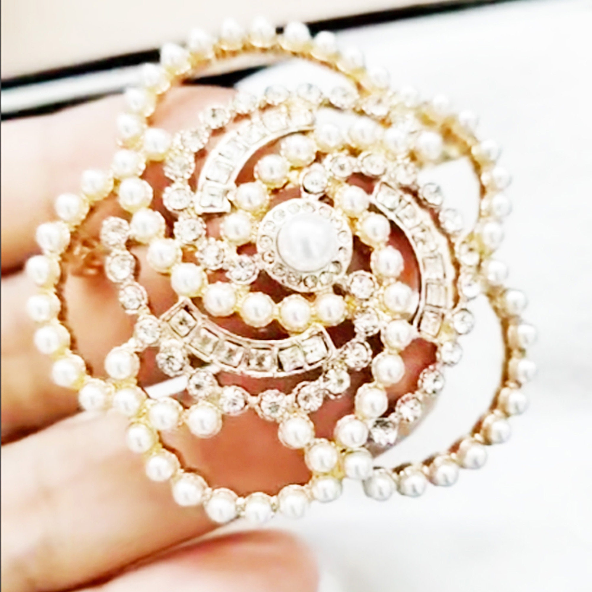 Chanel-Inspired Colorful Brooch for a Spring Breeze Look – El blin-blín