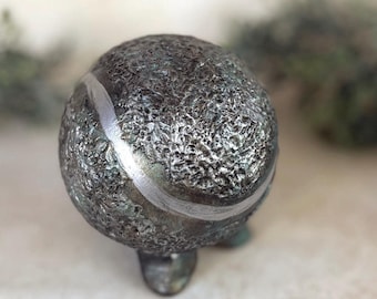 Urna conmemorativa para mascotas con forma de pelota de tenis antigua verde y plateada para perros, hecha a mano, personalizada - pequeña