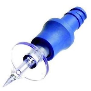 Peut inclure: Une cartouche de tatouage bleue et transparente avec une pointe d'aiguille. La cartouche a une poignée bleue et un bouclier clair et circulaire autour de l'aiguille. L'aiguille est argentée et pointue.