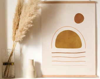Puede incluir: Arte mural abstracto con un diseño de sol y horizonte en tonos marrones y beige, exhibido con un colgador de madera. También se ve una impresión enmarcada de papaya y hierba de la pampa en un jarrón.