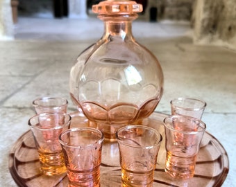 Atemberaubendes Vintage-Eau-de-vie-Karaffe-Set mit Tablett im französischen Art-Déco-Stil, Rose, Depressionsglas. Etwa 1930er/40er Jahre