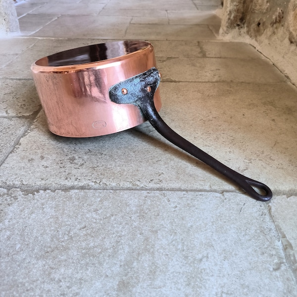 Beautiful, rare, professional quality, vintage, French, 22cm, hand hammered, 2mm copper pan manufactured for BHV of Paris. Circa 1930's