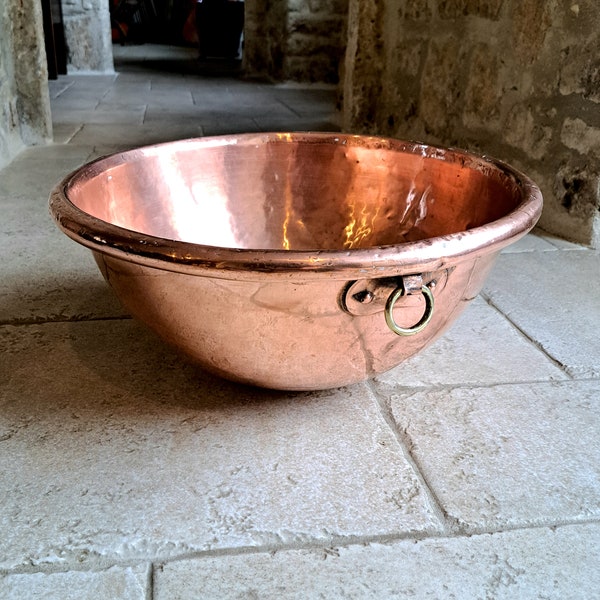 Large, antique, French, high quality, hammered, handmade, 40cm rolled top copper mixing bowl by Jules Gaillard of Paris. Circa mid 1920's