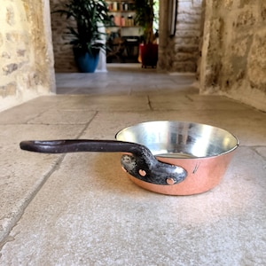 Magnífica y excepcional sartén belga vintage de 20 cm, martillada a mano y de cobre de 3,7 mm, con forma cónica/Windsor de Pommier. Principios del siglo XX.