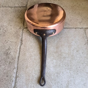 Beautiful, professional quality, 24cm antique, French, 3mm, hand hammered, copper sauté pan. Circa late 1800&#39;s early 1900&#39;s