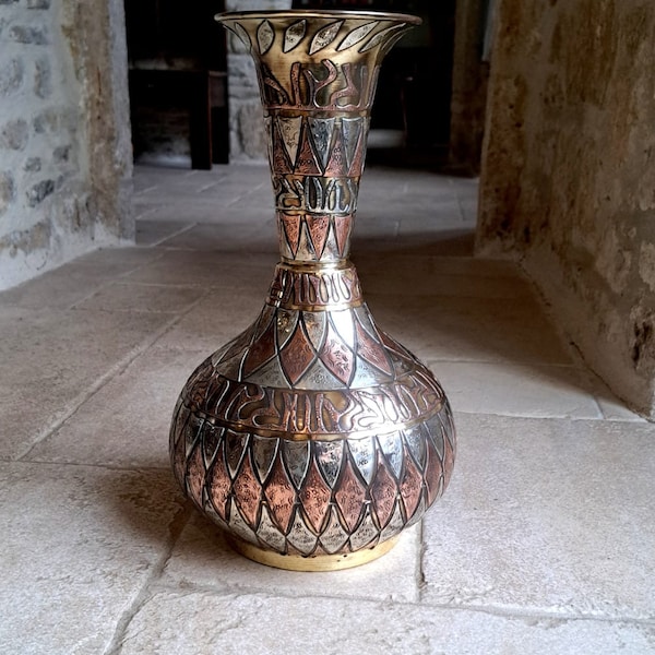 Magnifique vase antique du Moyen-Orient fait main en laiton avec décoration cuivre et argent. Vers la fin des années 1800 / début des années 1900