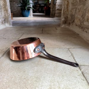 Wunderschöne, seltene, professionelle Qualität, Vintage, belgische, 20 cm handgehämmert, 3,7 mm dicker Kupfer, Windsor / Taper-Pfanne von Pommier. Etwa Anfang 1900