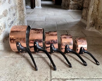 Beautiful set of 5, professional quality, vintage, French, 3mm, hammered copper saucepans with cast iron handles. Circa 1950&#39;s / 60&#39;s.